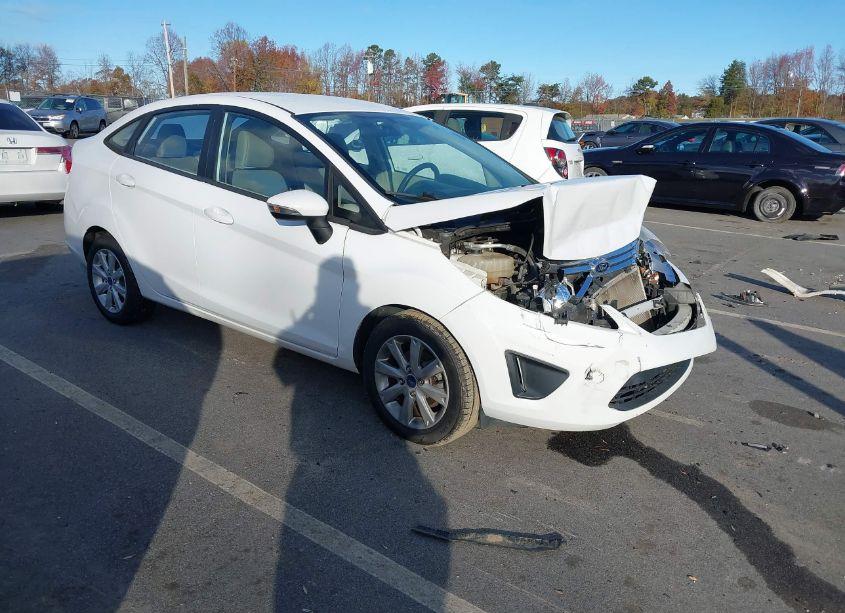 2013 Ford Fiesta SE (VIN 3FADP4BJ4DM143813) main photo