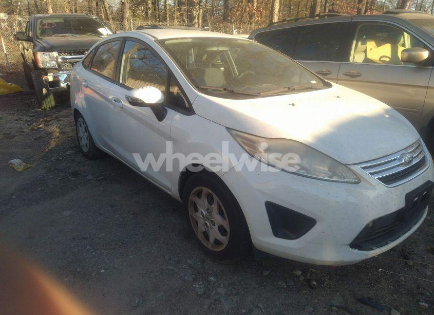 2013 Ford Fiesta SE (VIN 3FADP4BJ4DM225489) main photo