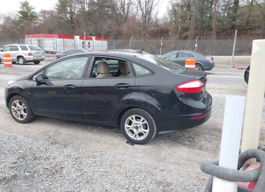 Photo 3 of 2015 Ford Fiesta SE (VIN 3FADP4BJ4FM100799)