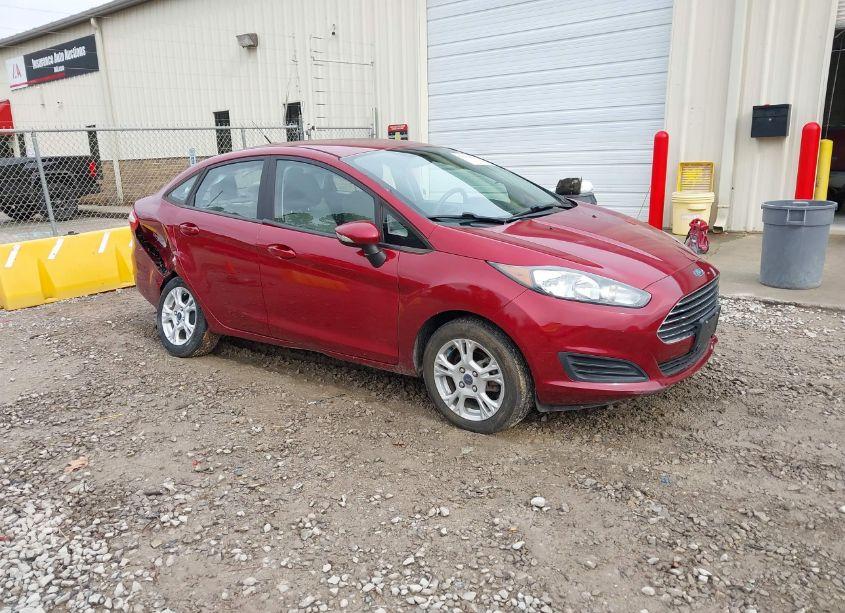 2015 Ford Fiesta SE (VIN 3FADP4BJ4FM135441) main photo