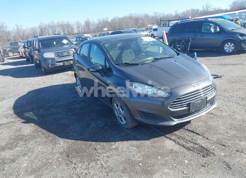 2015 Ford Fiesta SE (VIN 3FADP4BJ5FM219915) main photo