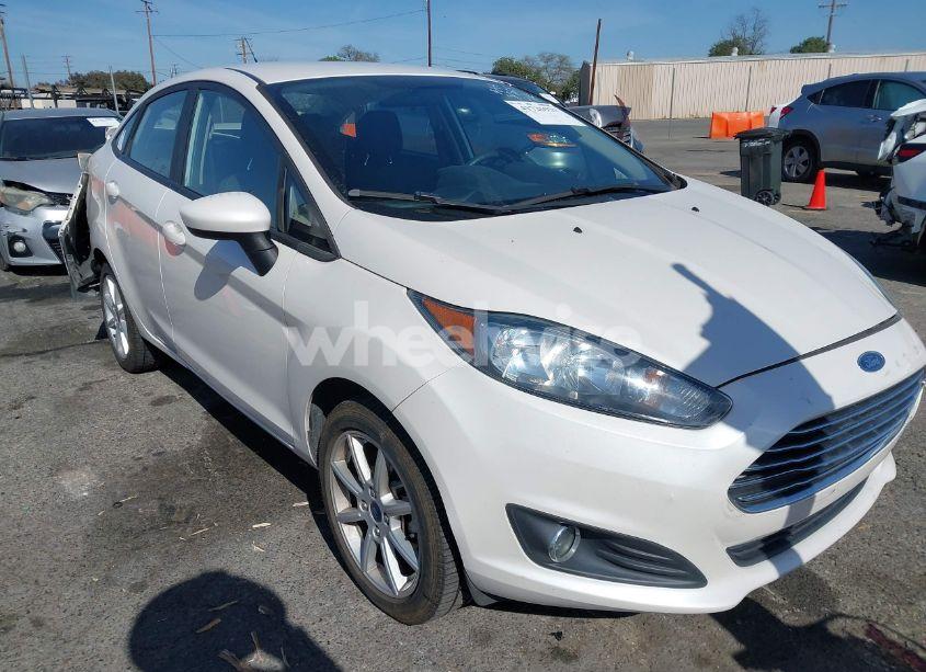 2018 Ford Fiesta SE (VIN 3FADP4BJ5JM110220) main photo