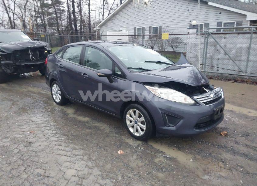 2013 Ford Fiesta SE (VIN 3FADP4BJ6DM103376) main photo