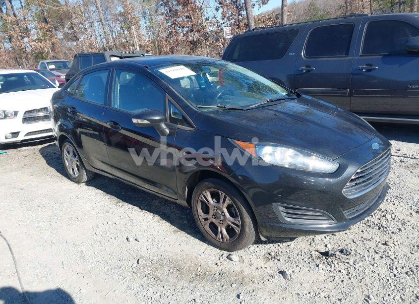 2015 Ford Fiesta SE (VIN 3FADP4BJ6FM104398) main photo