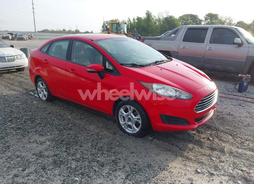 2015 Ford Fiesta SE (VIN 3FADP4BJ6FM132489) main photo