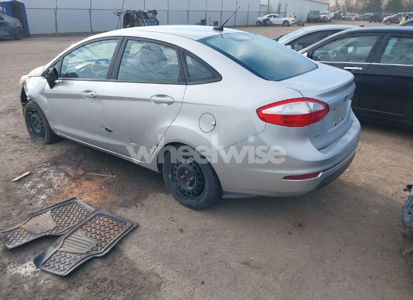 Photo 3 of 2015 Ford Fiesta SE (VIN 3FADP4BJ6FM178971)