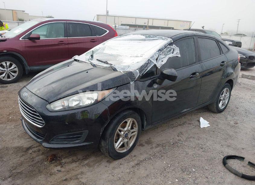 Photo 2 of 2019 Ford Fiesta SE (VIN 3FADP4BJ7KM102525)