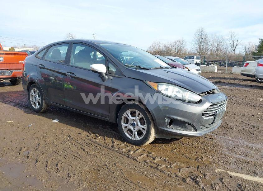 2015 Ford Fiesta SE (VIN 3FADP4BJ8FM171682) main photo
