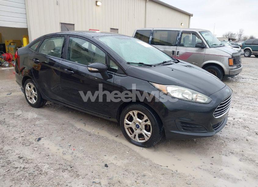 2015 Ford Fiesta SE (VIN 3FADP4BJ8FM220394) main photo