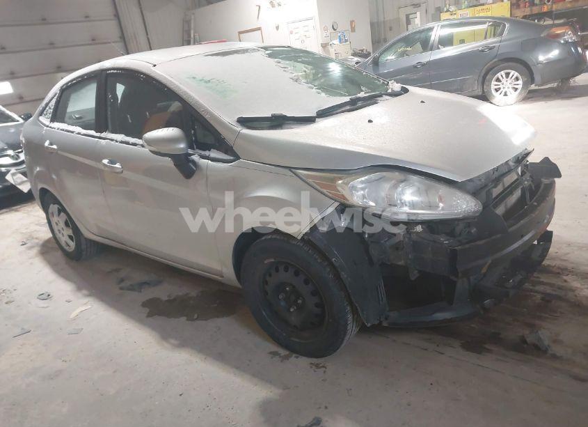 2013 Ford Fiesta SE (VIN 3FADP4BJ9DM205447) main photo