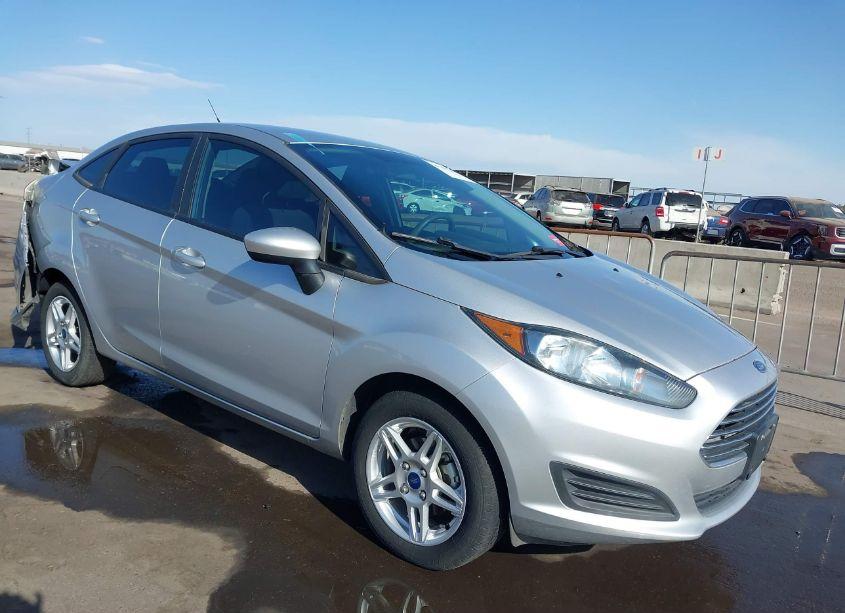 2018 Ford Fiesta SE (VIN 3FADP4BJ9JM126520) main photo