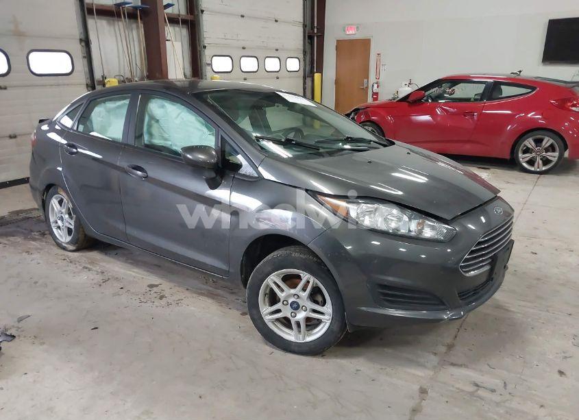 2019 Ford Fiesta SE (VIN 3FADP4BJ9KM104373) main photo
