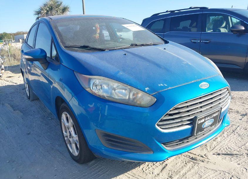 2015 Ford Fiesta SE (VIN 3FADP4BJXFM110284) main photo