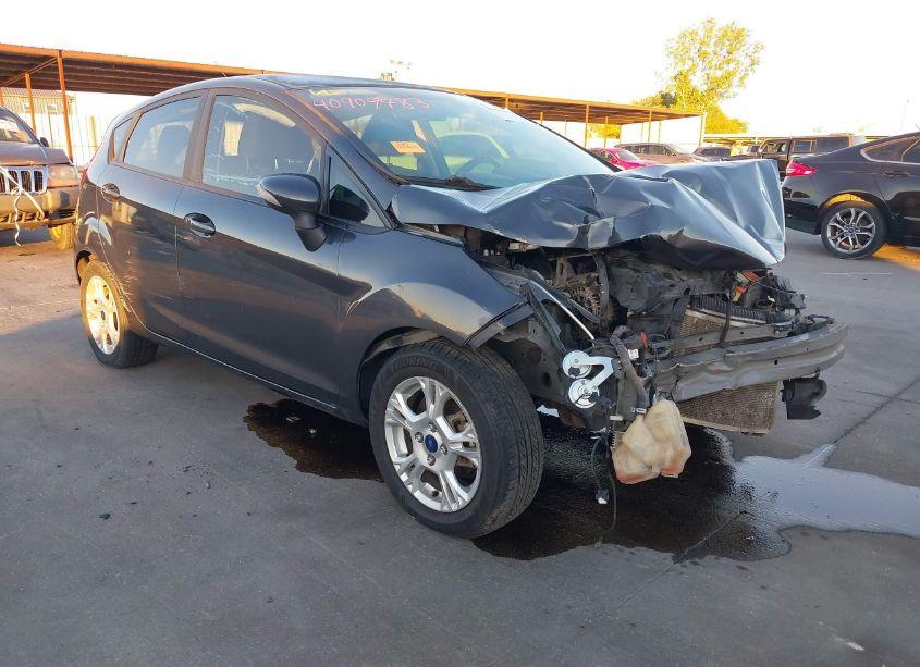2015 Ford Fiesta SE (VIN 3FADP4EJ0FM123332) main photo