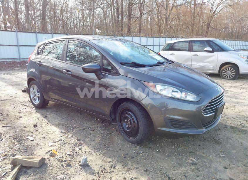 2017 Ford Fiesta SE (VIN 3FADP4EJ2HM128325) main photo