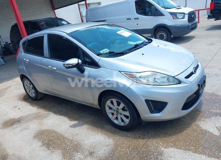 2013 Ford Fiesta SE (VIN 3FADP4EJ3DM107669) main photo