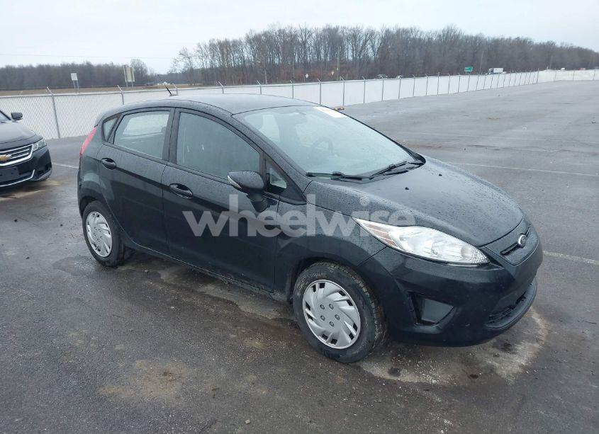 2013 Ford Fiesta SE (VIN 3FADP4EJ3DM164955) main photo