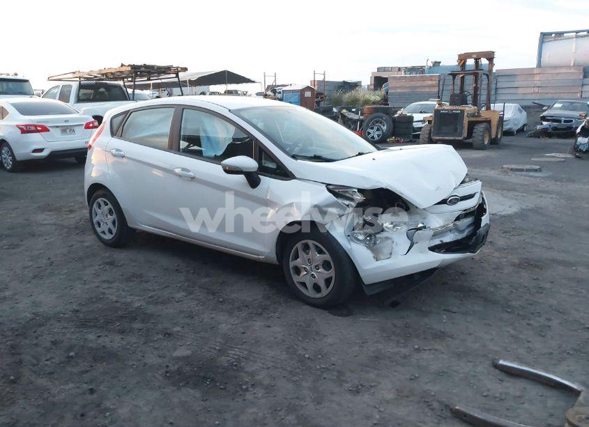 2013 Ford Fiesta SE (VIN 3FADP4EJ3DM195381) main photo