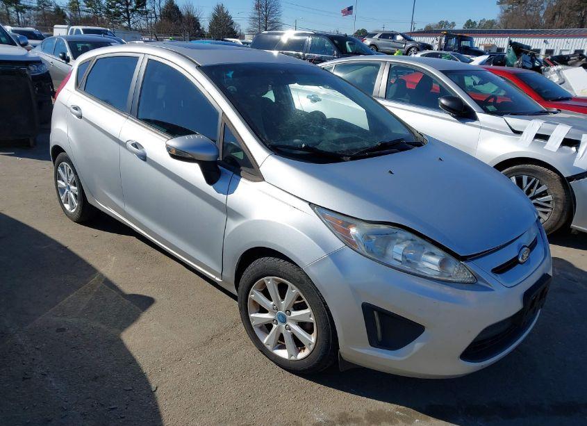2013 Ford Fiesta SE (VIN 3FADP4EJ4DM149879) main photo