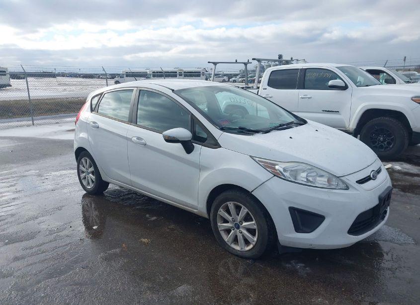 2013 Ford Fiesta SE (VIN 3FADP4EJ4DM176371) main photo