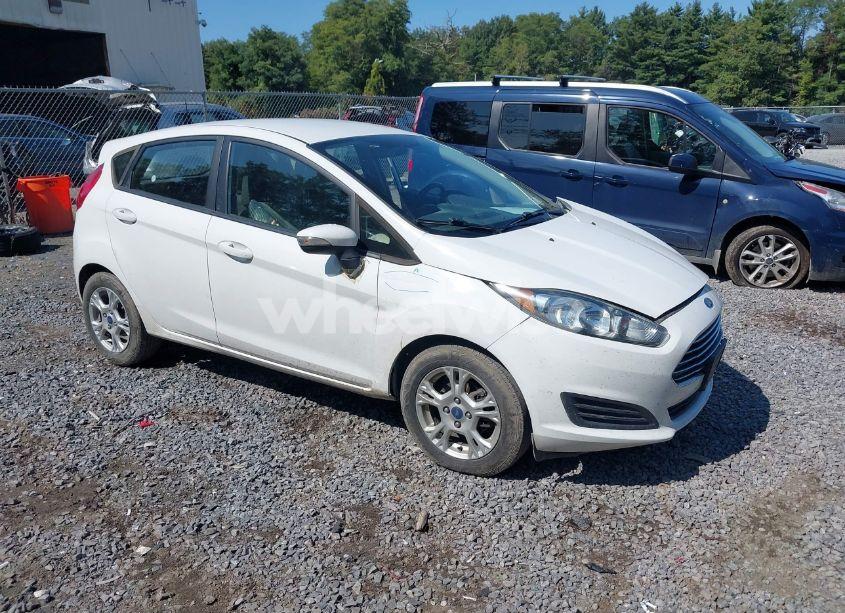 2015 Ford Fiesta SE (VIN 3FADP4EJ4FM114942) main photo