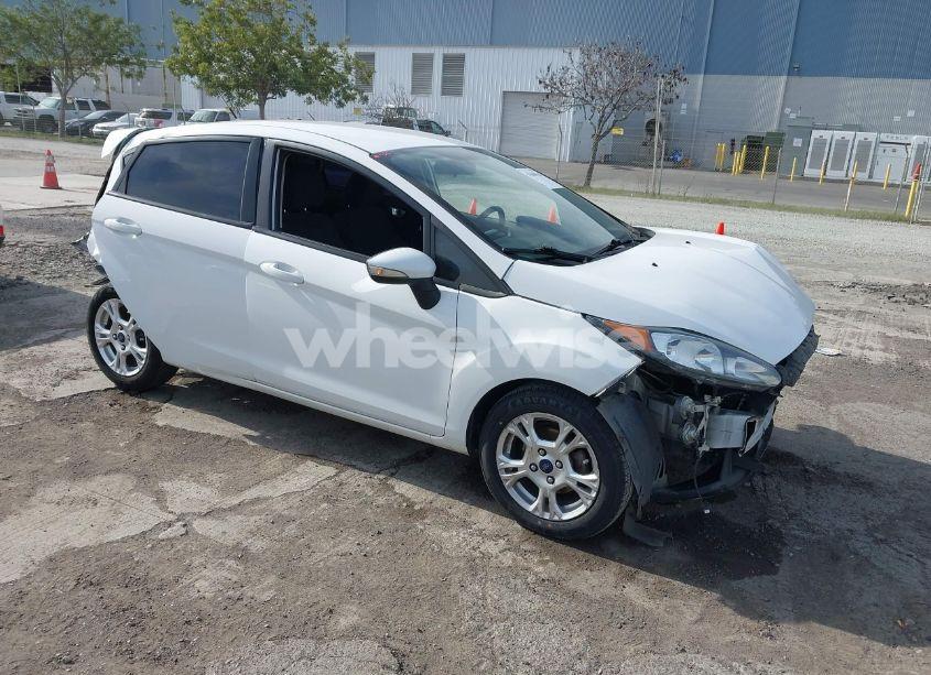 2015 Ford Fiesta SE (VIN 3FADP4EJ4FM118490) main photo