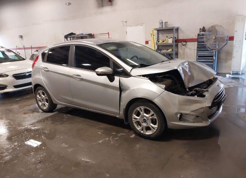 2015 Ford Fiesta SE (VIN 3FADP4EJ7FM141648) main photo