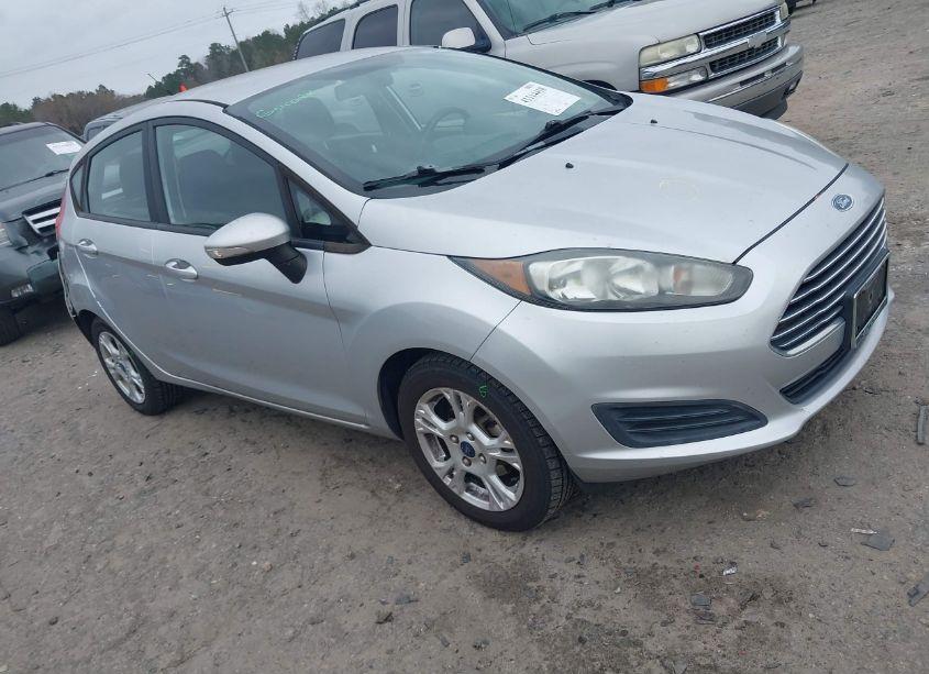 2015 Ford Fiesta SE (VIN 3FADP4EJ7FM172818) main photo