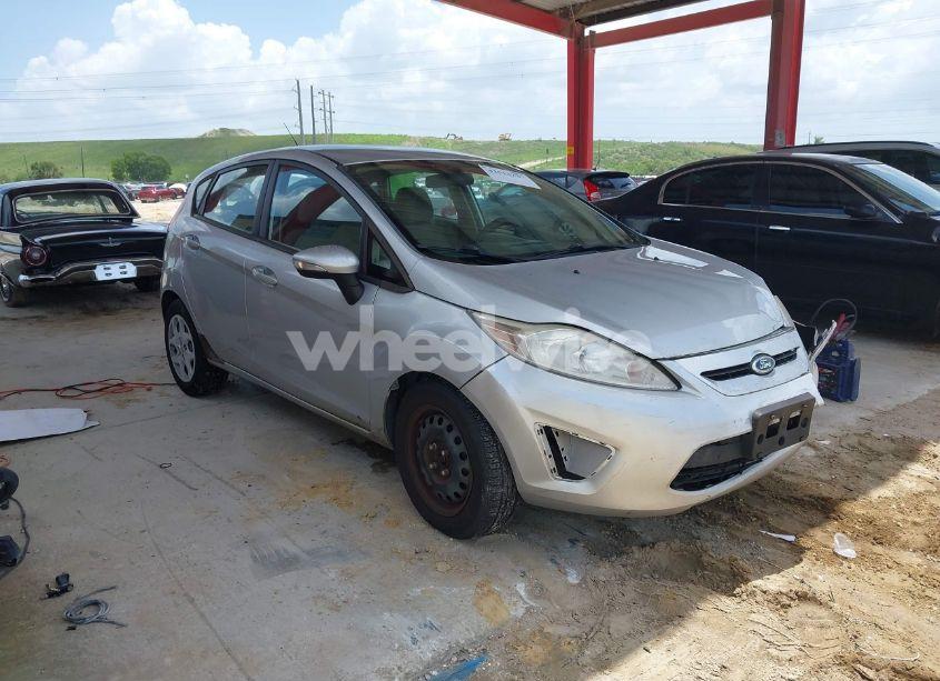 2013 Ford Fiesta SE (VIN 3FADP4EJ8DM164708) main photo