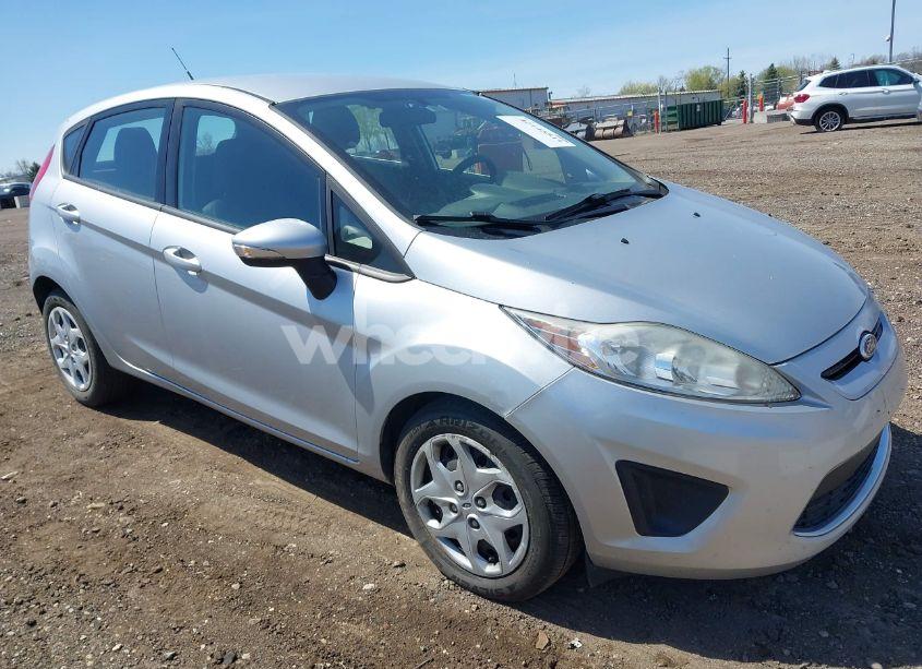 2013 Ford Fiesta SE (VIN 3FADP4EJ9DM157685) main photo