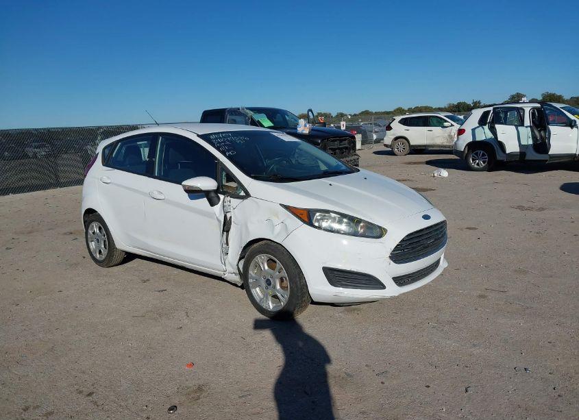 2015 Ford Fiesta SE (VIN 3FADP4EJ9FM172710) main photo