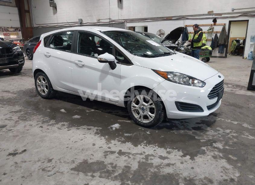 2015 Ford Fiesta SE (VIN 3FADP4EJ9FM208055) main photo