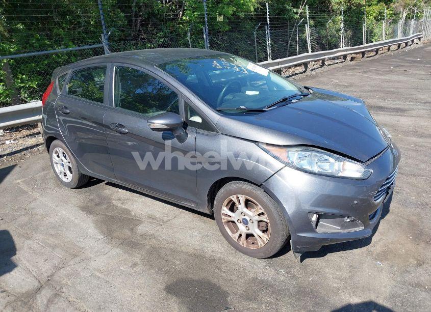 2015 Ford Fiesta SE (VIN 3FADP4EJ9FM217130) main photo