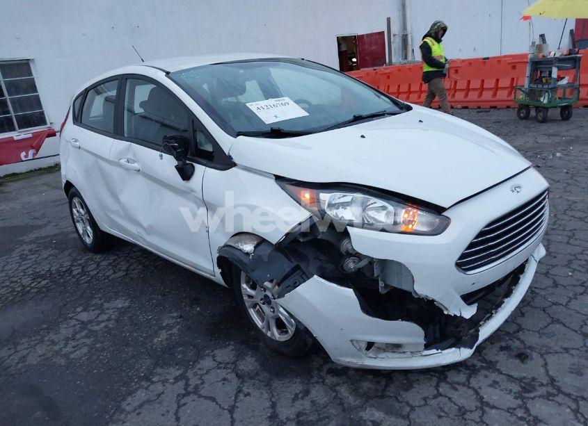 2015 Ford Fiesta SE (VIN 3FADP4EJXFM187135) main photo