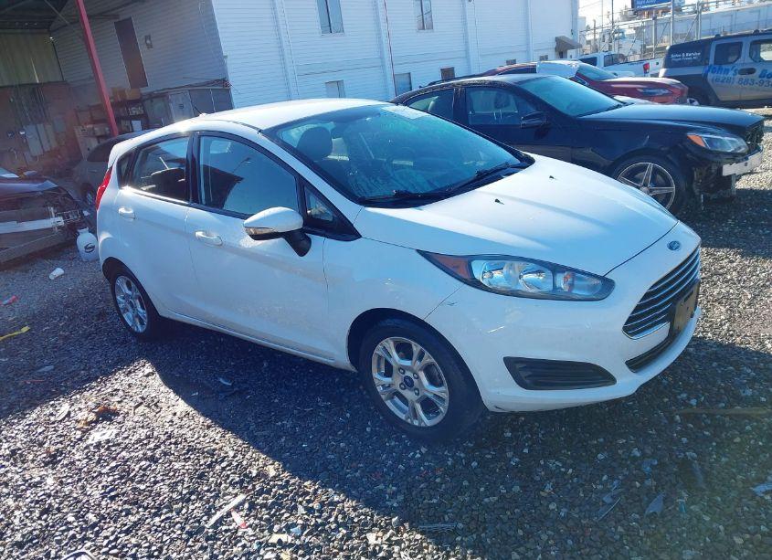 2015 Ford Fiesta SE (VIN 3FADP4EJXFM205259) main photo