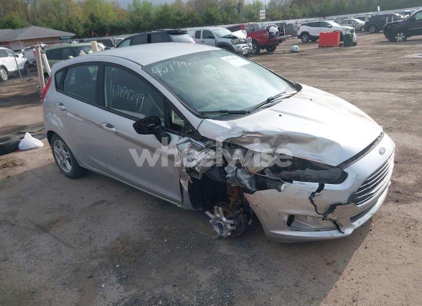 2018 Ford Fiesta SE (VIN 3FADP4EJXJM124481) main photo