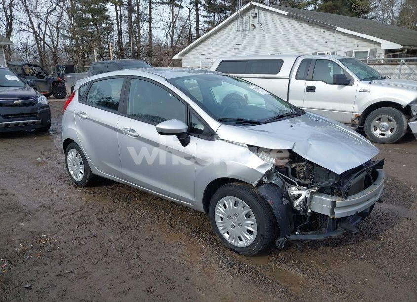 2015 Ford Fiesta S (VIN 3FADP4TJ3FM158112) main photo