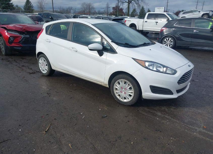 2016 Ford Fiesta S (VIN 3FADP4TJ5GM195325) main photo