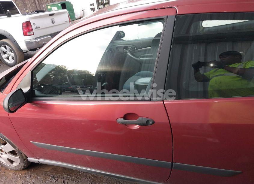 Photo 13 of 2001 Ford Focus ZX3 (VIN 3FAFP31321R242649)