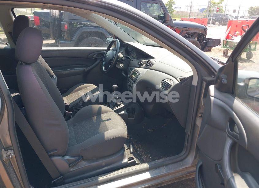 Photo 5 of 2004 Ford Focus ZX3 (VIN 3FAFP31384R114307)