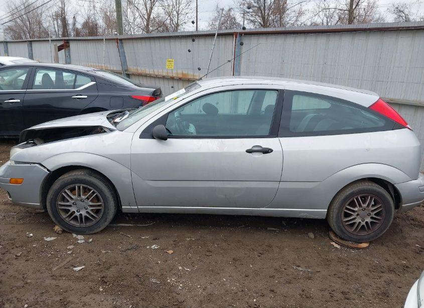 Photo 14 of 2005 Ford Focus ZX3 (VIN 3FAFP31N05R146204)