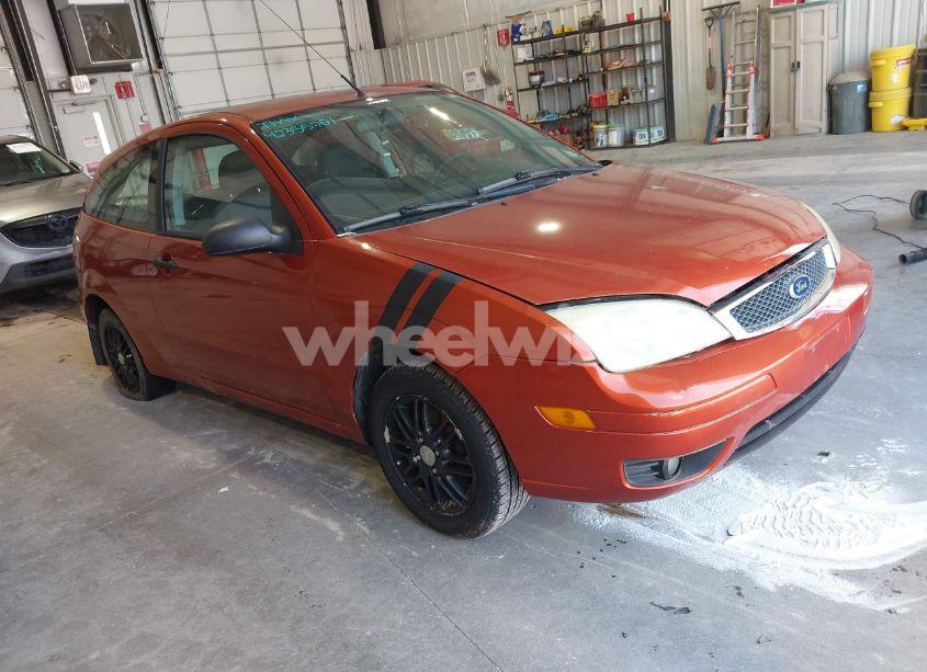 2005 Ford Focus ZX3 (VIN 3FAFP31N05R150706) main photo