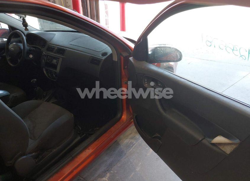 Photo 5 of 2005 Ford Focus ZX3 (VIN 3FAFP31N05R150706)