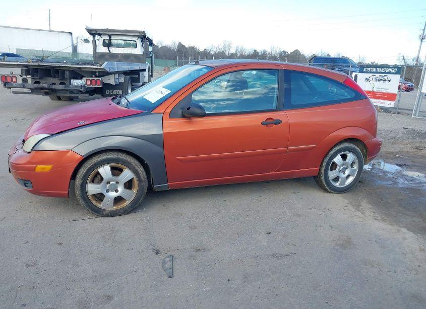 Photo 12 of 2005 Ford Focus ZX3 (VIN 3FAFP31N15R130741)