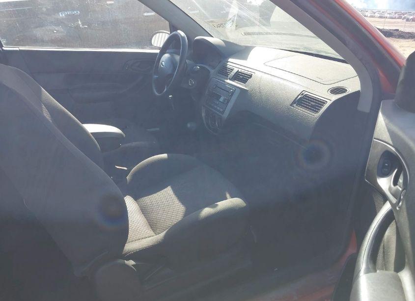 Photo 5 of 2005 Ford Focus ZX3 (VIN 3FAFP31N15R130741)