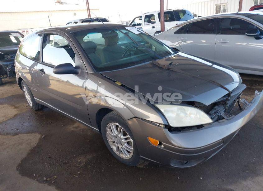2005 Ford Focus ZX3 (VIN 3FAFP31N15R140900) main photo