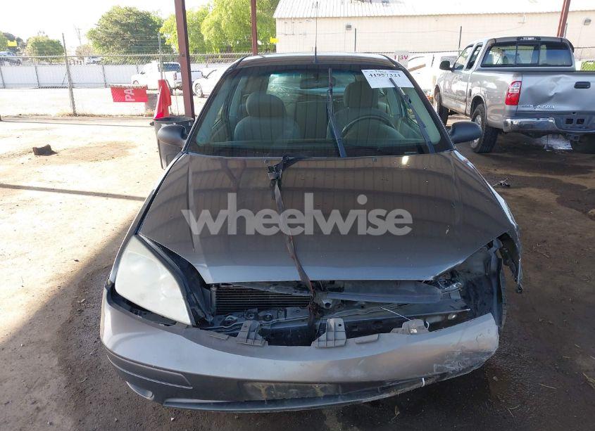 Photo 12 of 2005 Ford Focus ZX3 (VIN 3FAFP31N15R140900)