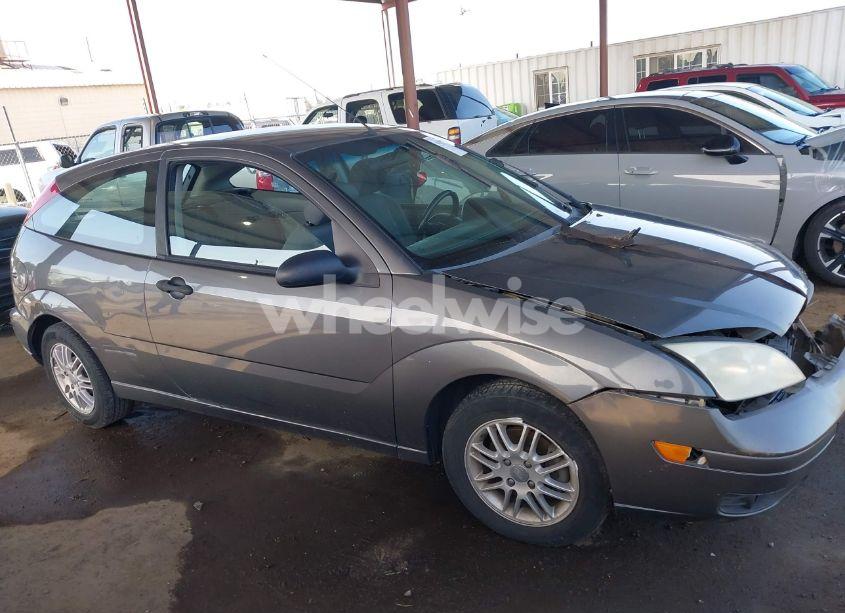 Photo 13 of 2005 Ford Focus ZX3 (VIN 3FAFP31N15R140900)
