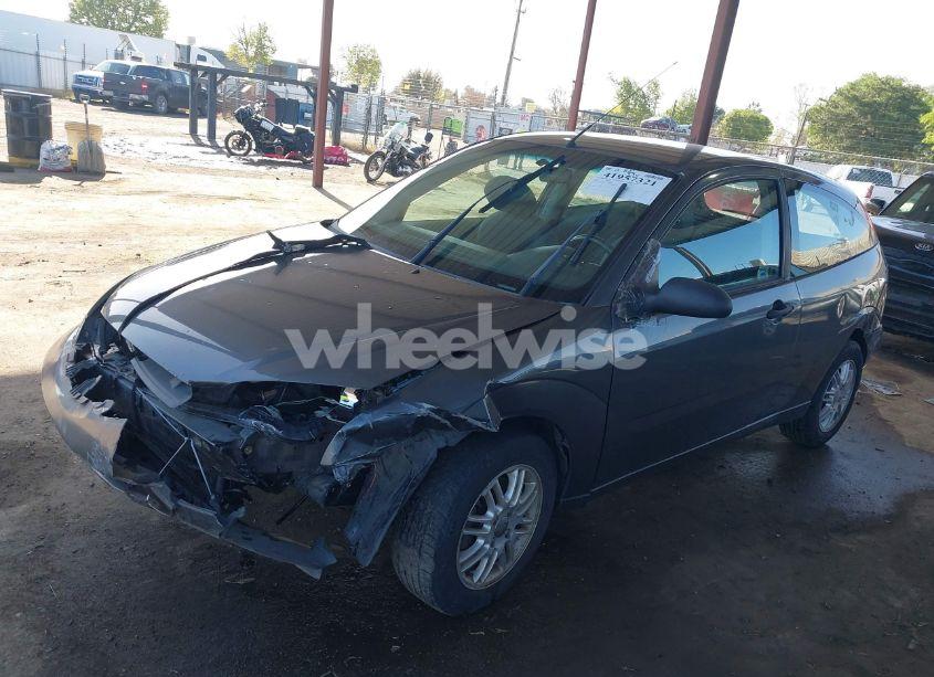 Photo 2 of 2005 Ford Focus ZX3 (VIN 3FAFP31N15R140900)