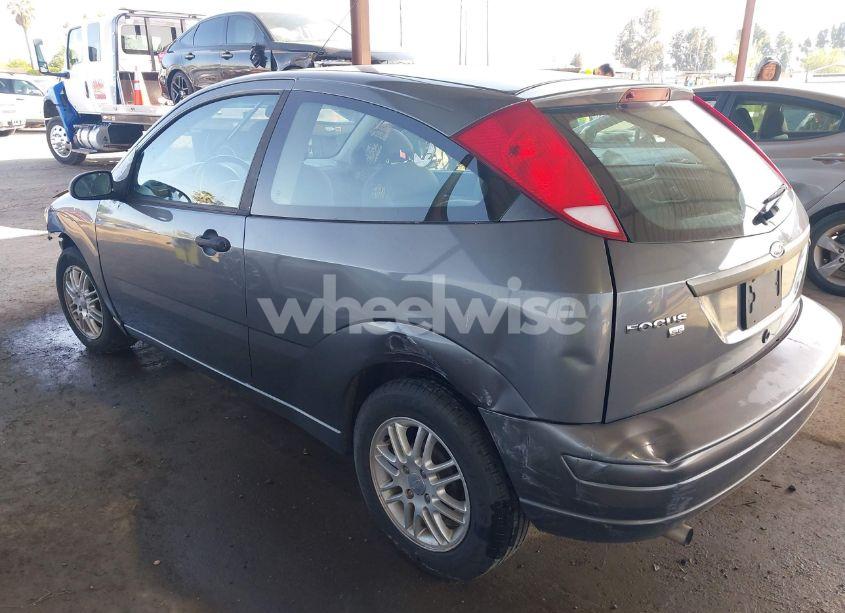 Photo 3 of 2005 Ford Focus ZX3 (VIN 3FAFP31N15R140900)